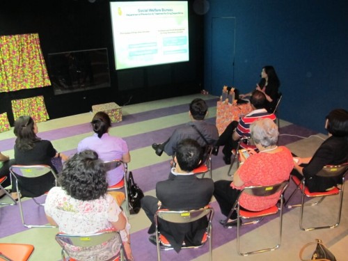 Os educadores a apresentarem a Educação de Vida Sadia de Macau.