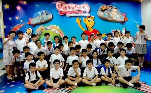 Group photo of teachers and students at the Healthy Life Education Center
