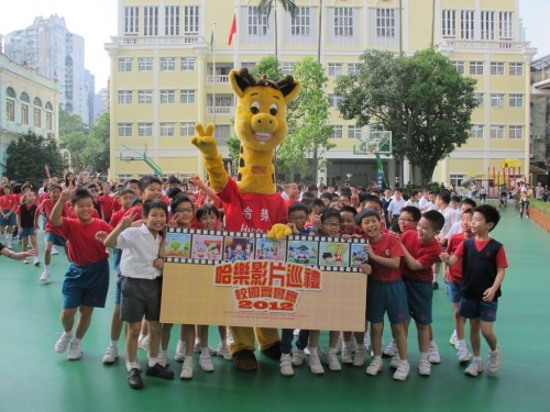 Anti-Drug Ambassador Harold receives a warm welcome by the students of Pui Ching Middle School