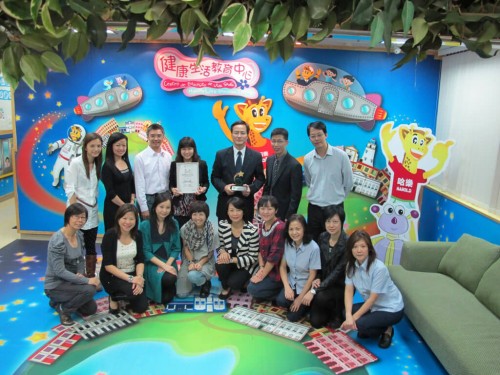 Iong Kong Io, President of the Social Welfare Bureau and Vice-President Vong Yim Mui visited the Healthy Life Education Center and took photo with the award-winning staffs.
