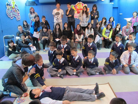 Os participantes visitando as actividades da aula para estudantes do 1.º ano do ensino primário