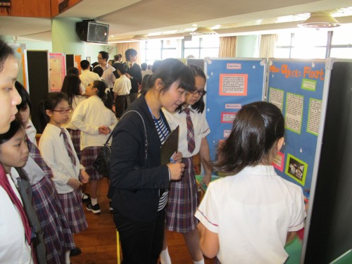 Os alunos a fazerem a apresentação das obras ao júri