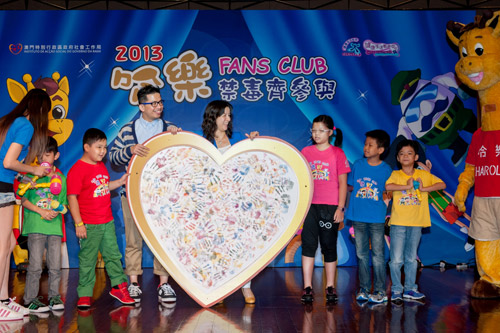 Vong Yim Mui, the Deputy Director of the Social Welfare Bureau, SiuFay and representatives of “Harold Fans Club” presiding over the opening