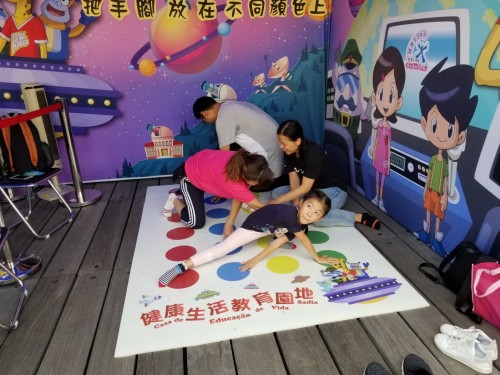 Kids and their parents in “Harold Twister” game