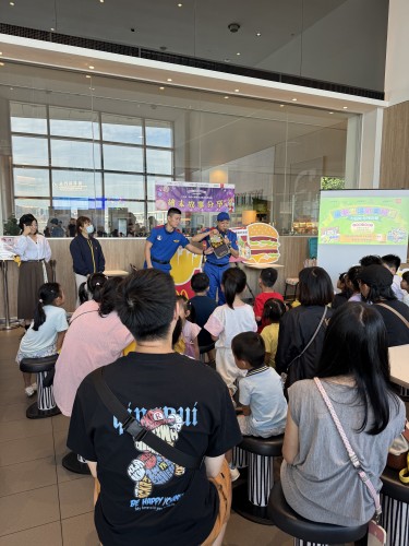 麥當勞工作人員以有趣的方式介紹《維他命決鬥》繪本